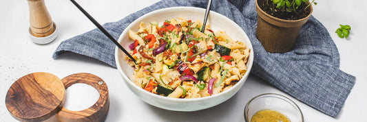 Pastasallad med grillade grönsaker och halloumi