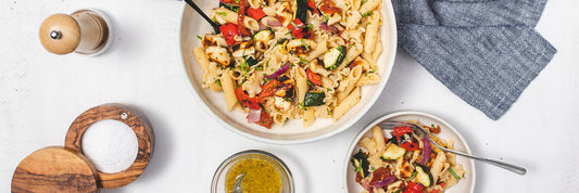 Grillad halloumisallad med pasta och honung-senapsdressing